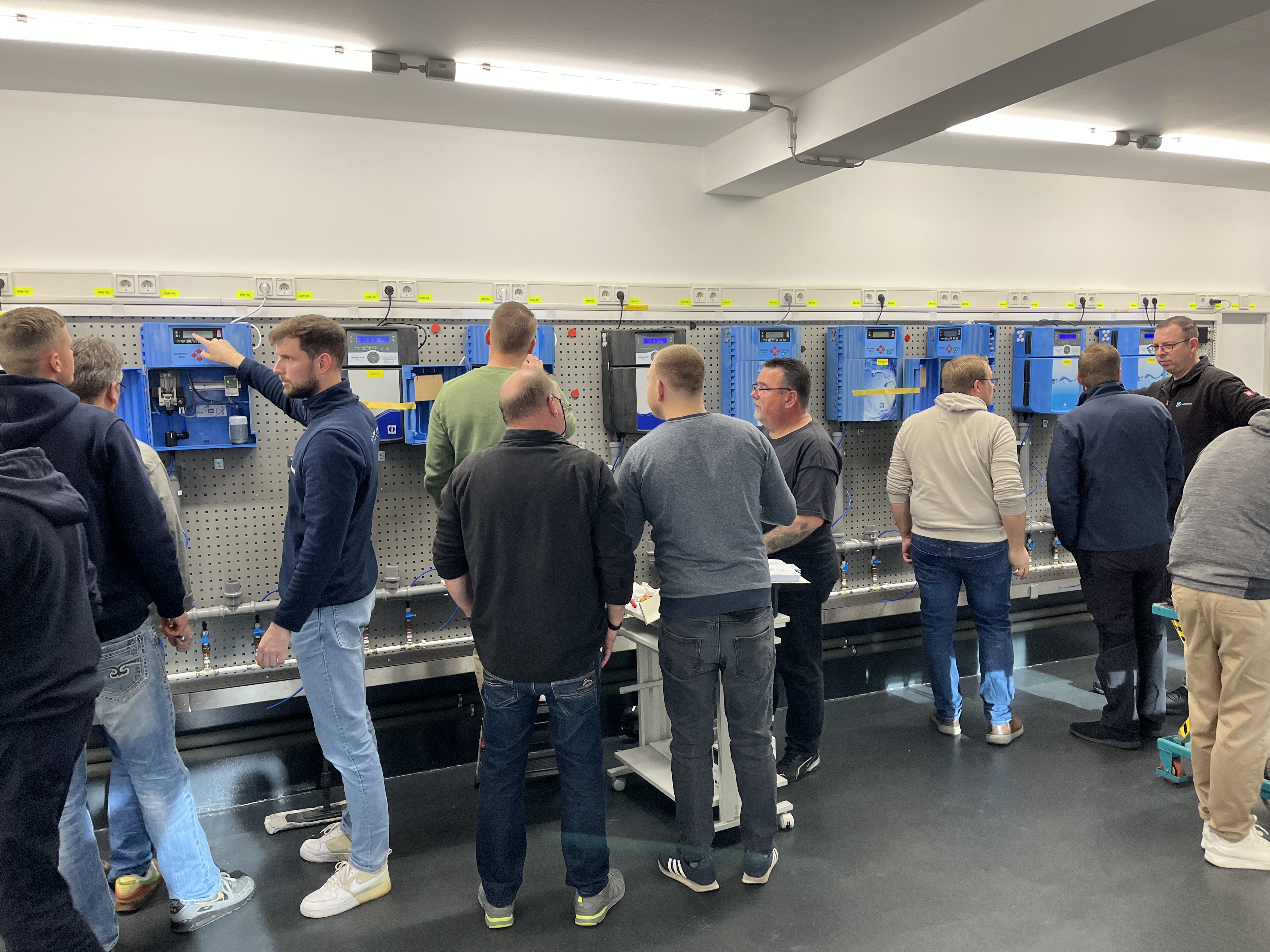 Teilnehmer Testomatschulung bei HeylNeomeris vor den Schulungsgeräten Testomat EVO TH und Testomat 2000