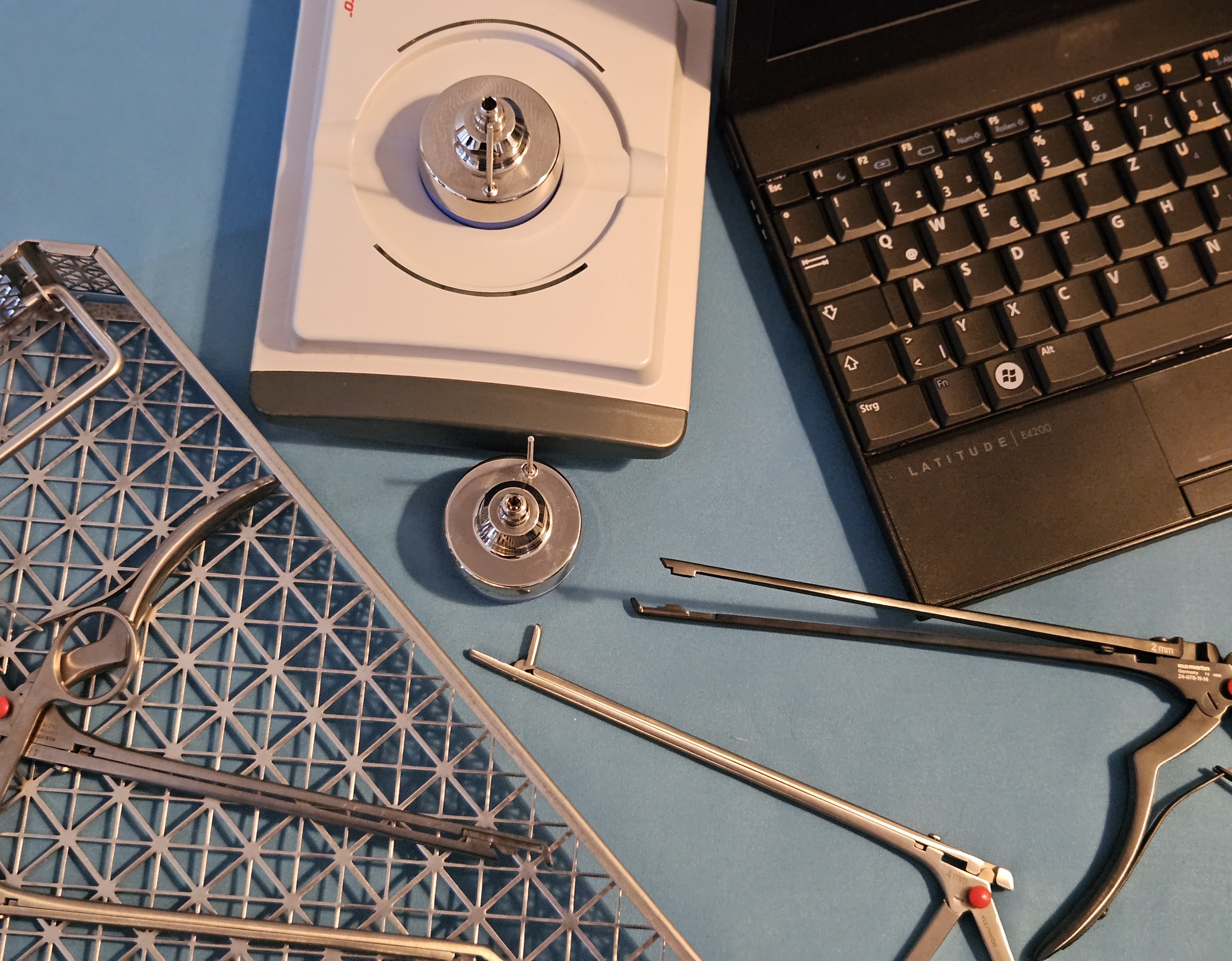 Consulting Clinical Solutions - validation of the media process and water treatment Beratung Clinical Solutions - Validierung des Medienprozesses und der Wasseraufbereitung. Foto zeigt medizinische Instrumente und eine Tastatur.
