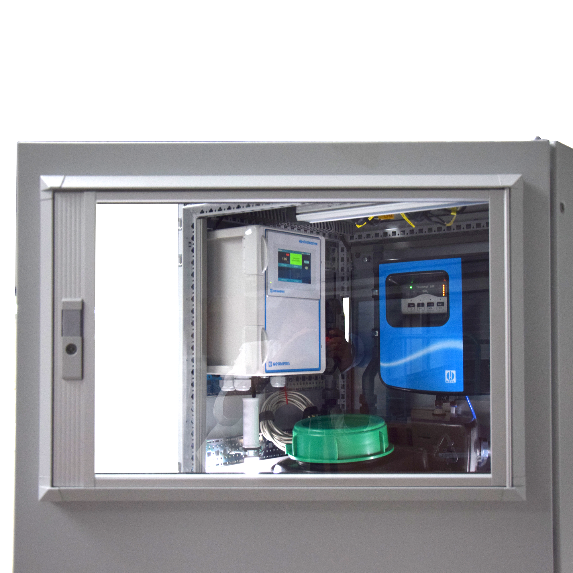 Konfigurator: Wasseraufbereitungsanlage ambulante Kliniken, Tür geöffnet, durch das Fenster ist das Innenleben mit Mess- und Regeltechnik sichtbar.